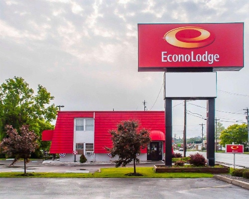 Econo Lodge 1000 Islands image 1