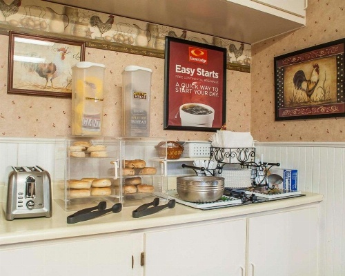 Econo Lodge 1000 Islands image 17