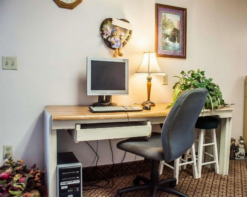 Econo Lodge 1000 Islands image 3