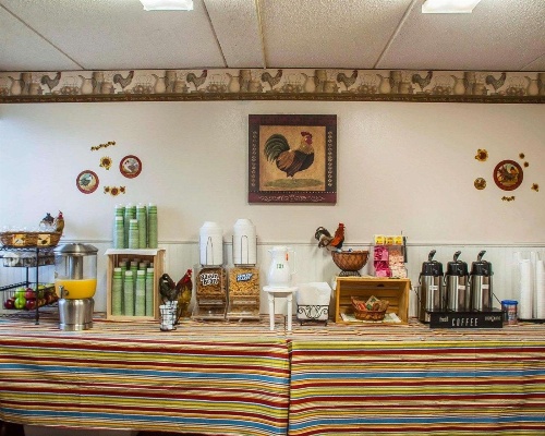 Econo Lodge 1000 Islands image 4