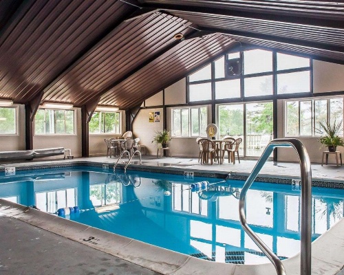 Econo Lodge 1000 Islands image 5